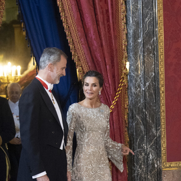 Le roi Felipe VI et la reine Letizia d'Espagne recoivent l'émir du Qatar Sheikh Tamim Bin Hamad Al Thani et sa femme la Sheikha Jawaher Bint Hamad Bin Suhaim Al Thani, pour un dîner d'Etat au Palais royal de Madrid, le 17 mai 2022.