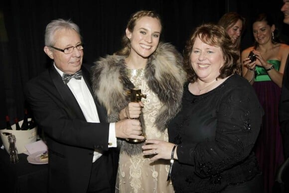 Diane Kruger, ici avec ses parents, le samedi 30 janvier à Berlin, pour les Goldene Kamera Awards 2010, a été récompensée pour son rôle dans Inglourious Basterds.