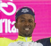 Biniam Girmay sur le podium après sa victoire sur le Giro. ANSA/MAURIZIO BRAMBATTI