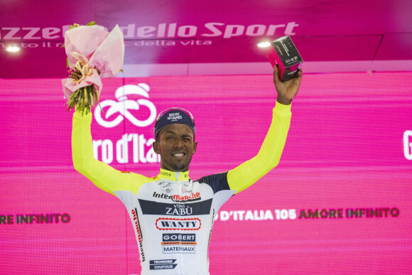 Biniam Girmay sur le podium après sa victoire sur le Giro. ANSA/MAURIZIO BRAMBATTI