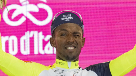 Biniam Girmay se blesse gravement à l'oeil avec un bouchon de bouteille ! Il prend une terrible décision...