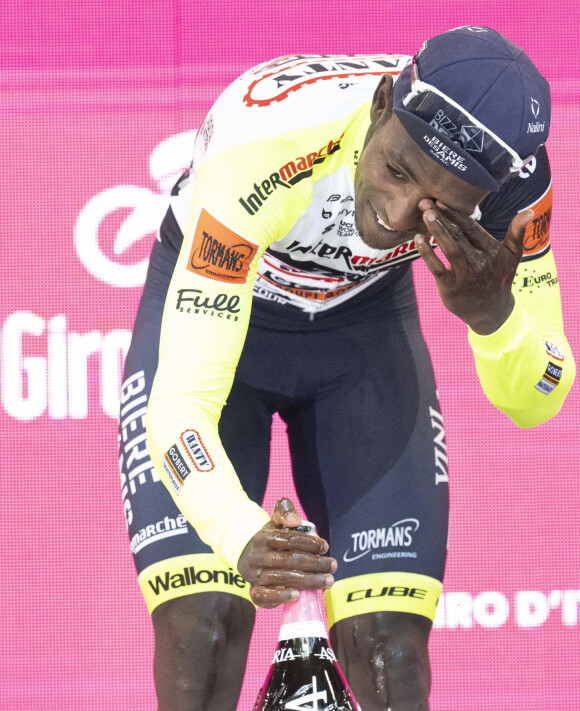 Biniam Girmay sur le podium après sa victoire sur le Giro le 14 mai 2022. ANSA/MAURIZIO BRAMBATTI
