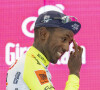 Biniam Girmay sur le podium après sa victoire sur le Giro le 14 mai 2022. ANSA/MAURIZIO BRAMBATTI