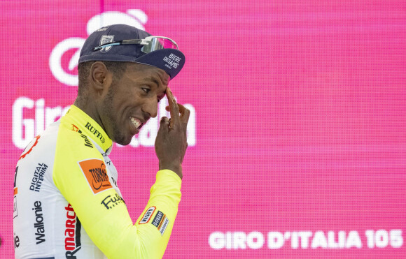 Biniam Girmay sur le podium après sa victoire sur le Giro le 14 mai 2022. ANSA/MAURIZIO BRAMBATTI