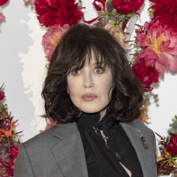 Isabelle Adjani au photocall du dîner de lancement des Parfums Louis Vuitton, Stellar Times, Cosmetic Cloud, Dancing Blossom, Rhapsody et Symphony, à la fondation Louis Vuitton à Paris, France, le 5 juillet 2021. © Olivier Borde/Bestimage