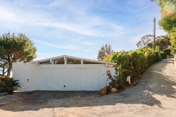 Emma Stone vend sa villa à Malibu pour 4.3 millions de dollars.  The “La La Land,” “Cruella” and “Battle of the Sexes” actress has moved into a luxurious new home in Austin, Texas, and decided to list her residence in Malibu for .3 million dollars. The midcentury ranch-style home, built in 1958, is situated on a hillside in the Malibu hills, with breathtaking ocean views over Las Tunas Beach. Stone purchased the Malibu property for .3 million in 2018. The mansion was refurbished by its former owners and has been highlighted in Cottages & Gardens magazines. The kitchen was also remodeled by the previous owners, who added high-end stainless appliances and stone countertops, and the entire property was whitewashed, with creamy white walls and ceilings all around. Other than a few modest design alterations, the property looks nearly the same today as it did when Stone bought it. The front door, which has been painted a darker shade of blue, looks to be the most significant change Stone has made. The property is still surrounded by native eucalyptus and yucca trees, as well as vivid spots of blue agave and jade, and has a wide brick terrace that overlooks the beach. With three bedrooms and two baths in just under 1,800 square feet, the property is on the tiny side, especially when it comes to A-list celebrity homes. Despite this, the primarily open concept feels light and airy. Floor-to-ceiling windows and several skylights throughout provide plenty of natural light. The two guest bedrooms share a full bathroom, while the ocean-view master suite has its own smaller bathroom. Emma Stone also en a luxurious New York City apartment and a more modest cottage in the Westwood area of Los Angeles which is occupied by her mother, in addition to her new Austin property. 