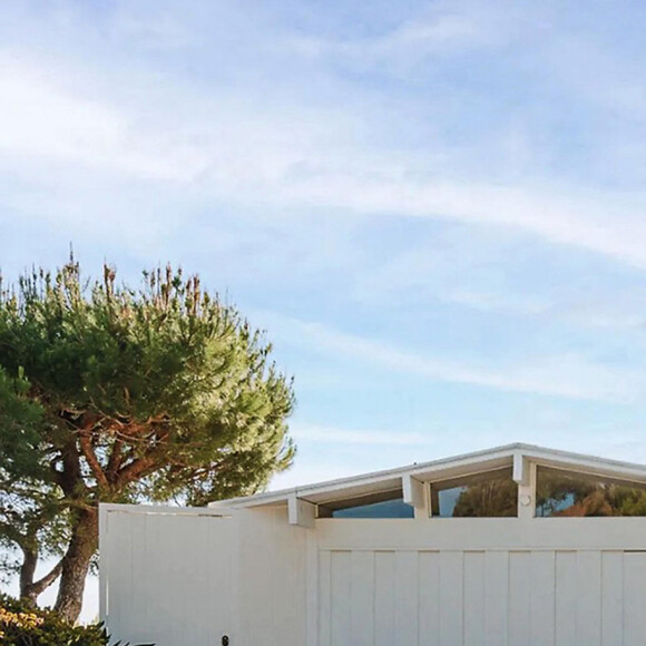 Emma Stone vend sa villa à Malibu pour 4.3 millions de dollars.  The “La La Land,” “Cruella” and “Battle of the Sexes” actress has moved into a luxurious new home in Austin, Texas, and decided to list her residence in Malibu for .3 million dollars. The midcentury ranch-style home, built in 1958, is situated on a hillside in the Malibu hills, with breathtaking ocean views over Las Tunas Beach. Stone purchased the Malibu property for .3 million in 2018. The mansion was refurbished by its former owners and has been highlighted in Cottages & Gardens magazines. The kitchen was also remodeled by the previous owners, who added high-end stainless appliances and stone countertops, and the entire property was whitewashed, with creamy white walls and ceilings all around. Other than a few modest design alterations, the property looks nearly the same today as it did when Stone bought it. The front door, which has been painted a darker shade of blue, looks to be the most significant change Stone has made. The property is still surrounded by native eucalyptus and yucca trees, as well as vivid spots of blue agave and jade, and has a wide brick terrace that overlooks the beach. With three bedrooms and two baths in just under 1,800 square feet, the property is on the tiny side, especially when it comes to A-list celebrity homes. Despite this, the primarily open concept feels light and airy. Floor-to-ceiling windows and several skylights throughout provide plenty of natural light. The two guest bedrooms share a full bathroom, while the ocean-view master suite has its own smaller bathroom. Emma Stone also en a luxurious New York City apartment and a more modest cottage in the Westwood area of Los Angeles which is occupied by her mother, in addition to her new Austin property. 