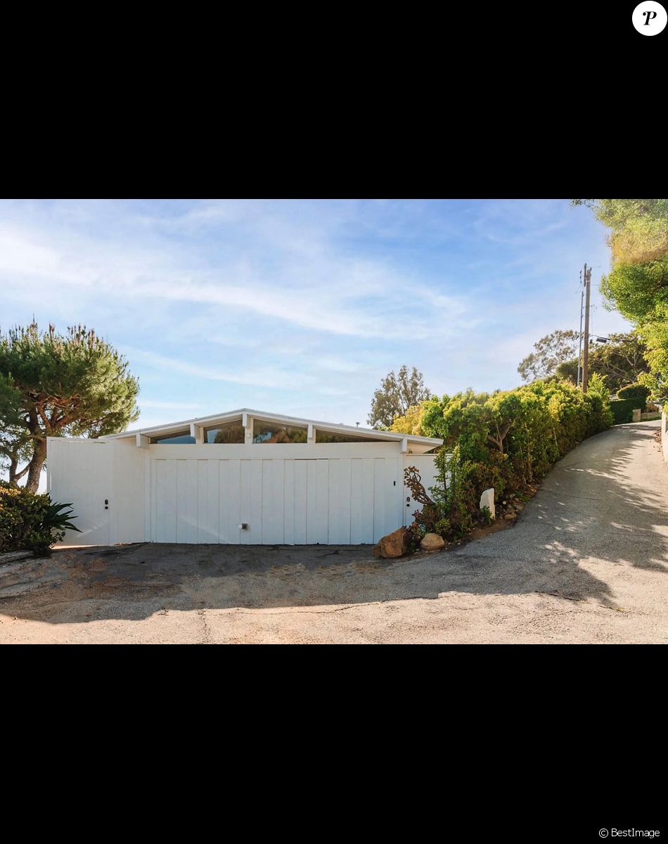 Emma Stone vend sa villa à Malibu pour 4.3 millions de dollars. The “La La Land,” “Cruella” and “Battle of the Sexes” actress has moved into a luxurious new home in Austin, Texas, and decided to list her residence in Malibu for .3 million dollars. The midcentury ranch-style home, built in 1958, is situated on a hillside in the Malibu hills, with breathtaking ocean views over Las Tunas Beach. Stone purchased the Malibu property for .3 million in 2018. The mansion was refurbished by its former owners and has been highlighted in Cottages & Gardens magazines. The kitchen was also remodeled by the previous owners, who added high-end stainless appliances and stone countertops, and the entire property was whitewashed, with creamy white walls and ceilings all around. Other than a few modest design alterations, the property looks nearly the same today as it did when Stone bought it. The front door, which has been painted a darker shade of blue, looks to be the most significant change Stone has made. The property is still surrounded by native eucalyptus and yucca trees, as well as vivid spots of blue agave and jade, and has a wide brick terrace that overlooks the beach. With three bedrooms and two baths in just under 1,800 square feet, the property is on the tiny side, especially when it comes to A-list celebrity homes. Despite this, the primarily open concept feels light and airy. Floor-to-ceiling windows and several skylights throughout provide plenty of natural light. The two guest bedrooms share a full bathroom, while the ocean-view master suite has its own smaller bathroom. Emma Stone also en a luxurious New York City apartment and a more modest cottage in the Westwood area of Los Angeles which is occupied by her mother, in addition to her new Austin property.