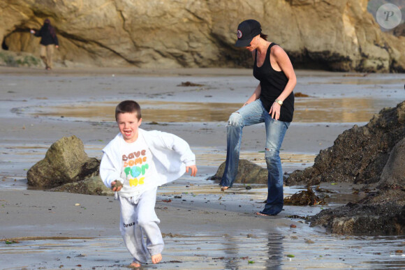 Victoria Beckham joue avec ses trois fils, Cruz, Romeo et Brooklyn sur la plage de Malibu le 31 janvier 2010