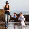 Victoria Beckham joue avec ses trois fils, Cruz, Romeo et Brooklyn sur la plage de Malibu le 31 janvier 2010