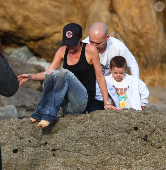 Victoria Beckham joue avec ses trois fils, Cruz, Romeo et Brooklyn sur la plage de Malibu le 31 janvier 2010