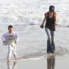 Victoria Beckham joue avec ses trois fils, Cruz, Romeo et Brooklyn sur la plage de Malibu le 31 janvier 2010