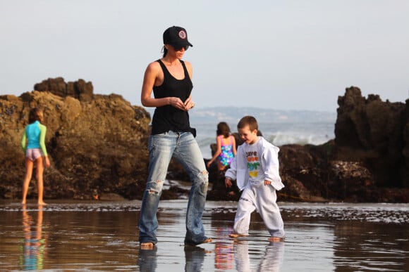 Victoria Beckham s'offre un moment de détente à la plage de Malibu avec ses fils Romeo, Cruz et Brooklyn le 31 janvier 2010