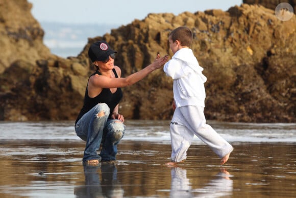 Victoria Beckham s'offre un moment de détente à la plage de Malibu avec ses fils Romeo, Cruz et Brooklyn le 31 janvier 2010