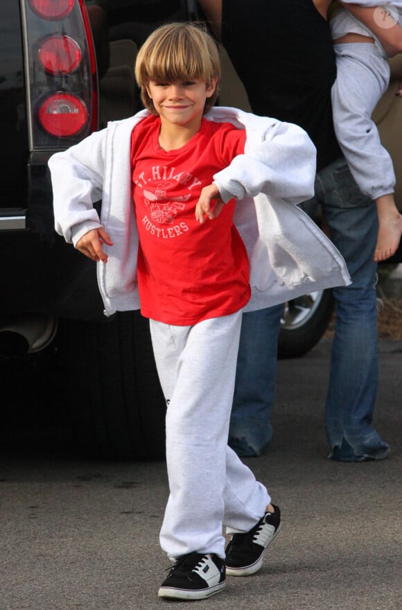 Après s'être amusée avec ses fils, Cruz, Brooklyn et Romeo, à la plage, Victoria Beckham leur offre des glaces à Malibu le 31 janvier 2010