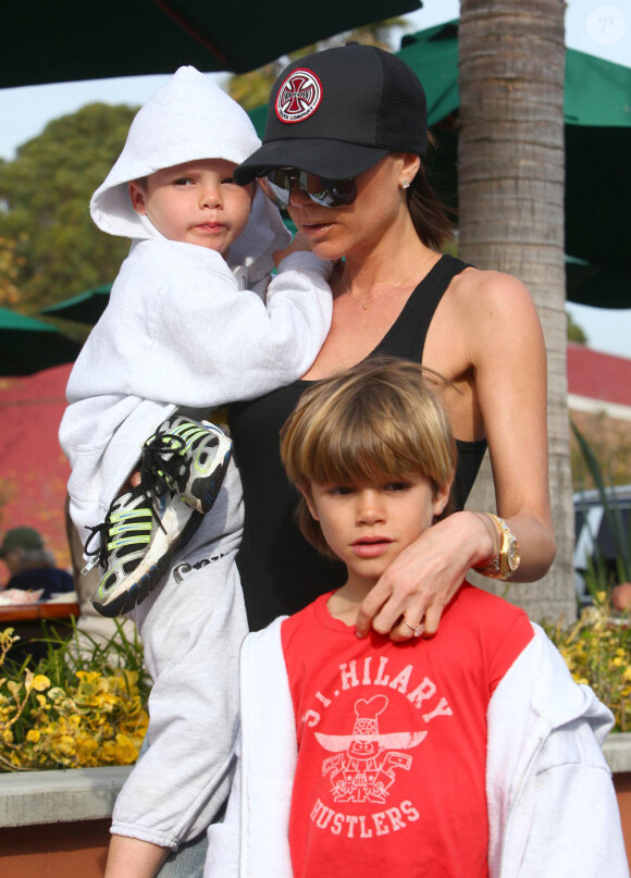 Après s'être amusée avec ses fils, Cruz, Brooklyn et Romeo, à la plage, Victoria Beckham leur offre des glaces à Malibu le 31 janvier 2010