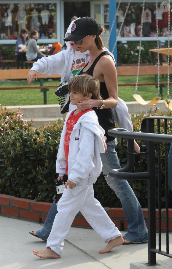 Victoria Beckham offre des glaces à ses fils, Cruz, Brooklyn et Romeo après s'être dépensée à leur côté sur une plage de Malibu le 31 janvier 2010
