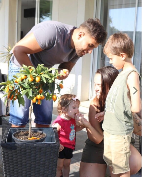 Kelly Helard avec son mari Neymar et ses enfants Lyana et Lyam