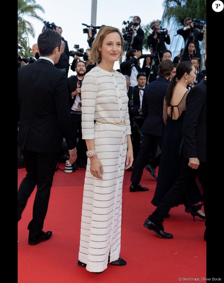 Vicky Krieps - Montée des marches du film " Three Thousand Years of Longing (3000 ans à t'attendre) " lors du 75ème Festival International du Film de Cannes. Le 20 mai 2022 © Olivier Borde / Bestimage
