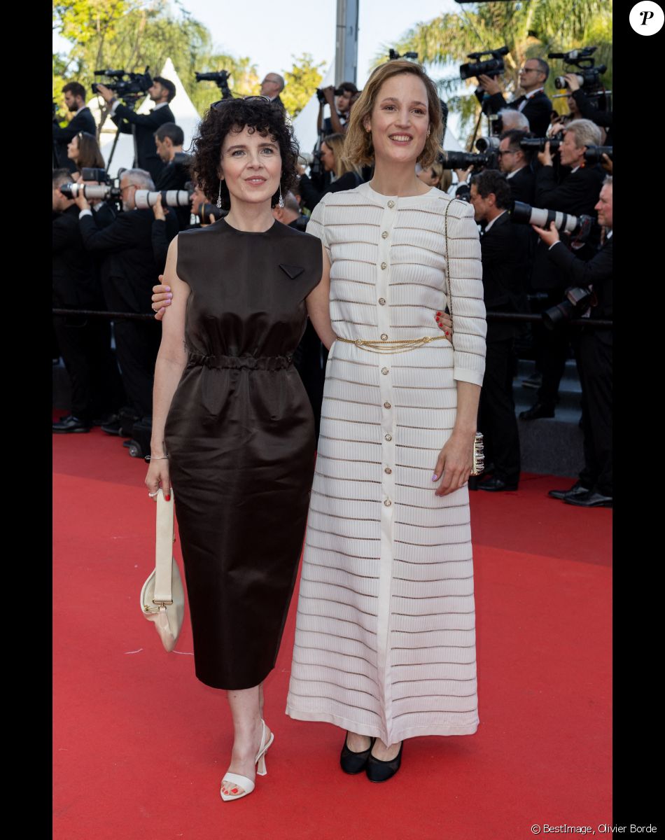 Vicky Krieps et Marie Kreutzer - Montée des marches du film " Three Thousand Years of Longing (3000 ans à t'attendre) " lors du 75ème Festival International du Film de Cannes. Le 20 mai 2022 © Olivier Borde / Bestimage