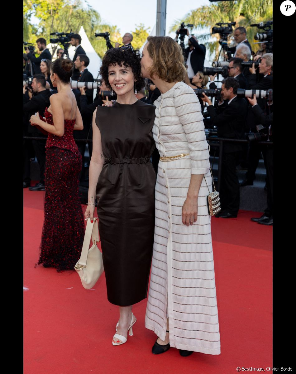 Vicky Krieps et Marie Kreutzer - Montée des marches du film " Three Thousand Years of Longing (3000 ans à t'attendre) " lors du 75ème Festival International du Film de Cannes. Le 20 mai 2022 © Olivier Borde / Bestimage
