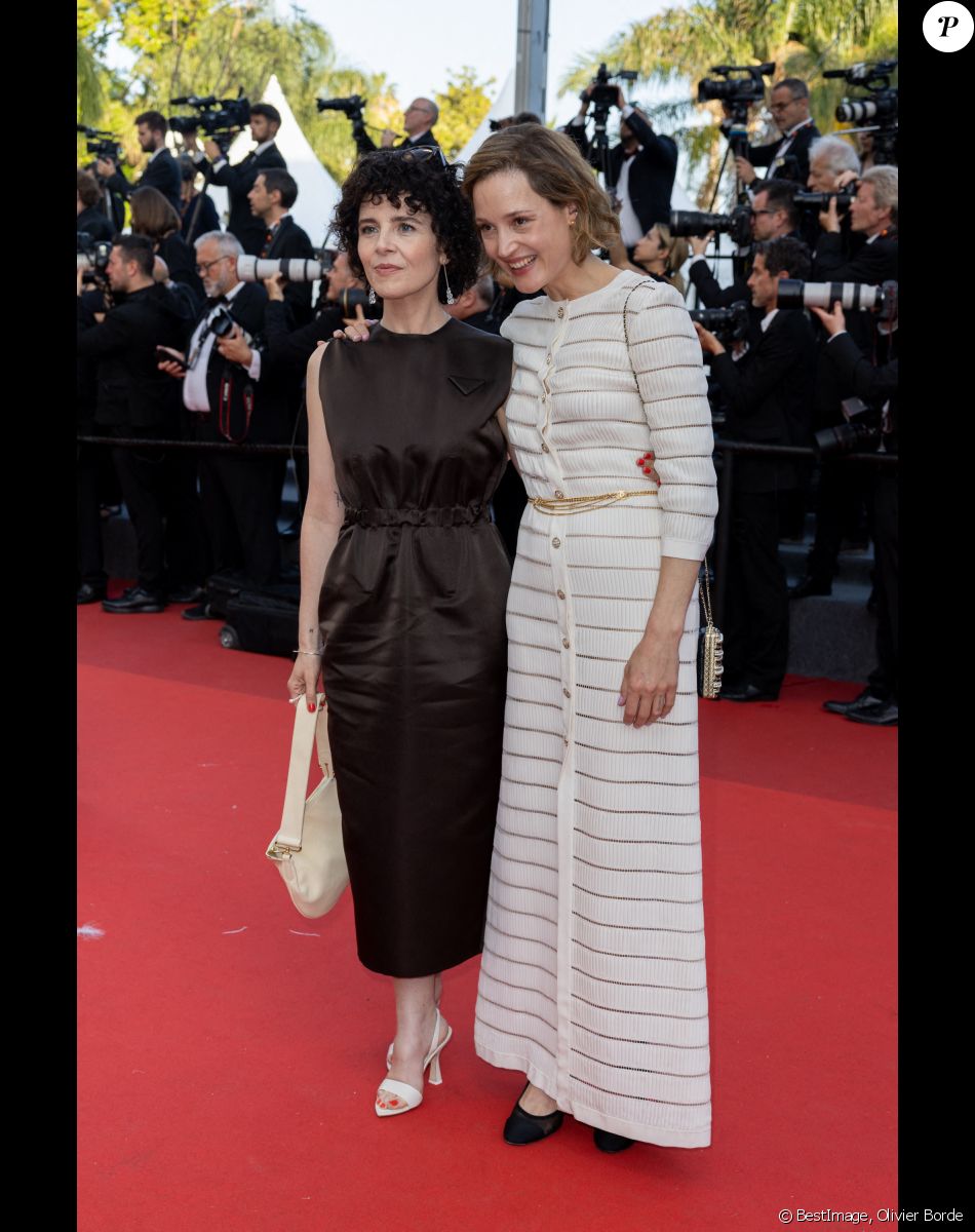 Vicky Krieps et Marie Kreutzer - Montée des marches du film " Three Thousand Years of Longing (3000 ans à t'attendre) " lors du 75ème Festival International du Film de Cannes. Le 20 mai 2022 © Olivier Borde / Bestimage