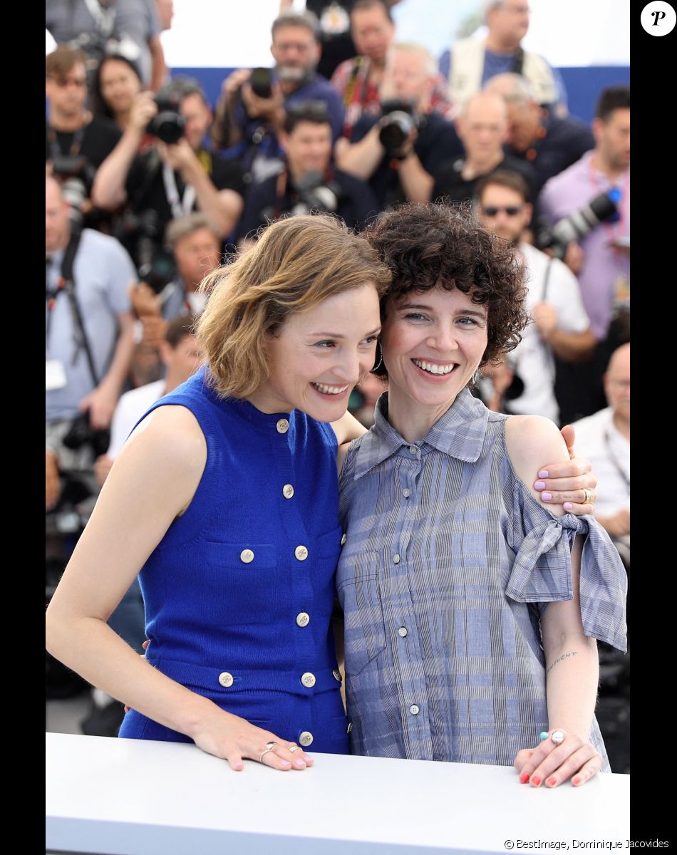 Vicky Krieps, Marie Kreutzer au photocall de "Corsage" lors du 75ème Festival International du Film de Cannes, le 21 mai 2022. © Dominique Jacovides/Bestimage