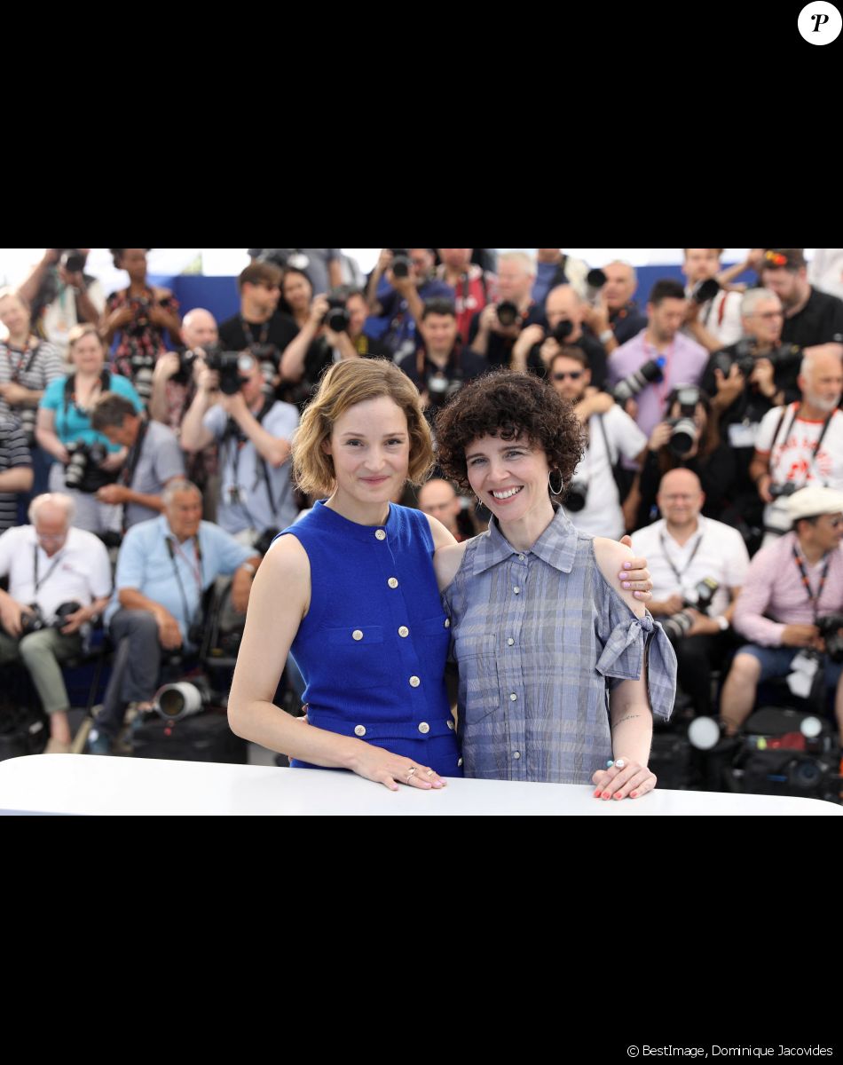 Vicky Krieps, Marie Kreutzer au photocall de "Corsage" lors du 75ème Festival International du Film de Cannes, le 21 mai 2022. © Dominique Jacovides/Bestimage