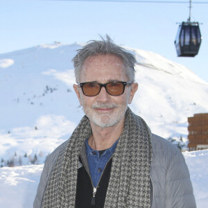 Thierry Lhermitte - Photocall du film "Alors on danse" lors de la 25ème édition du Festival international du film de comédie de l'Alpe d'Huez le 19 janvier 2022. © Christophe Aubert via Bestimage  