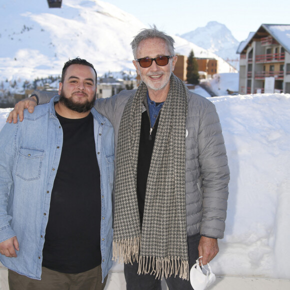 Thierry Lhermitte, Sofiane Chalal - Photocall du film "Alors on danse" lors de la 25ème édition du Festival international du film de comédie de l'Alpe d'Huez le 19 janvier 2022. © Christophe Aubert via Bestimage  