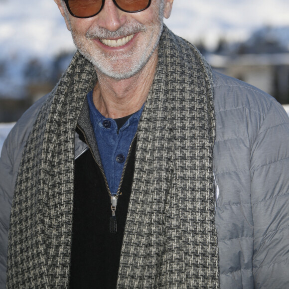 Thierry Lhermitte - Photocall du film "Alors on danse" lors de la 25ème édition du Festival international du film de comédie de l'Alpe d'Huez le 19 janvier 2022. © Christophe Aubert via Bestimage  