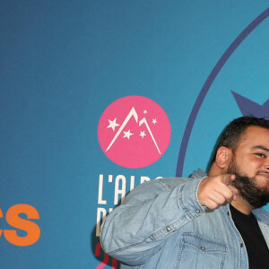 Sofiane Chalal et Thierry Lhermitte - Photocall de la 25ème édition du Festival international du film de comédie de l'Alpe d'Huez le 19 janvier 2022. © Dominique Jacovides / Bestimage  Photocall during 25th Alpe d'Huez film festival on january 19th 2022 