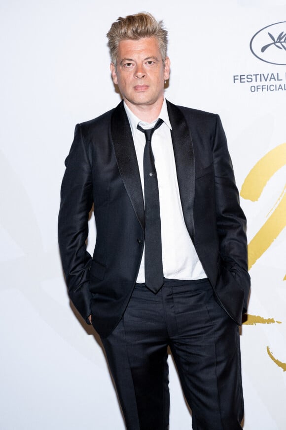 Benjamin Biolay au photocall du dîner "L'Oréal" lors du 75ème Festival International du Film de Cannes, le 18 mai 2022. 