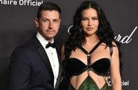 Adriana Lima enceinte et le ventre à l'air : tenue sexy pour la future maman en soirée à Cannes