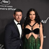 Adriana Lima enceinte et le ventre à l'air : tenue sexy pour la future maman en soirée à Cannes
