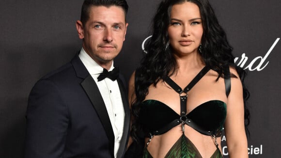 Adriana Lima enceinte et le ventre à l'air : tenue sexy pour la future maman en soirée à Cannes
