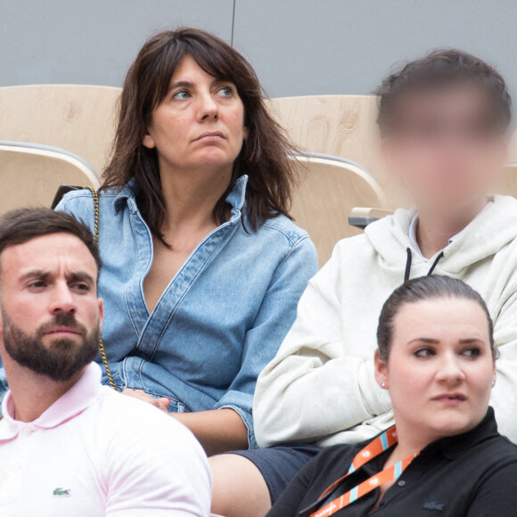 Estelle Denis et son fils Merlin Domenech - People des les tribunes des Internationaux de France de Tennis de Roland Garros 2022 - Jour 1. à Paris le 22 mai 2022.