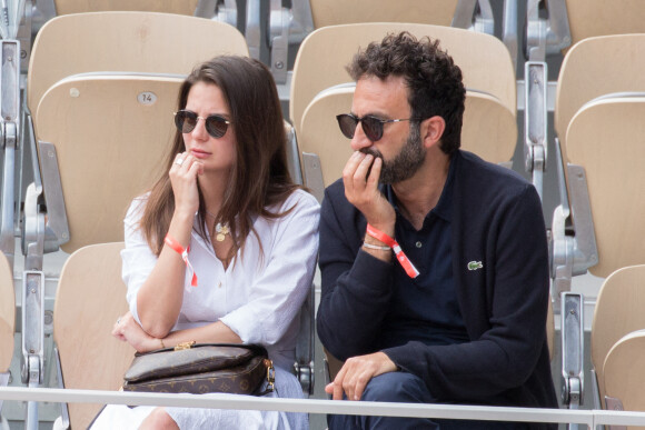 Mathieu Madénian et une amie - People des les tribunes des Internationaux de France de Tennis de Roland Garros 2022 - Jour 1. à Paris le 22 mai 2022.