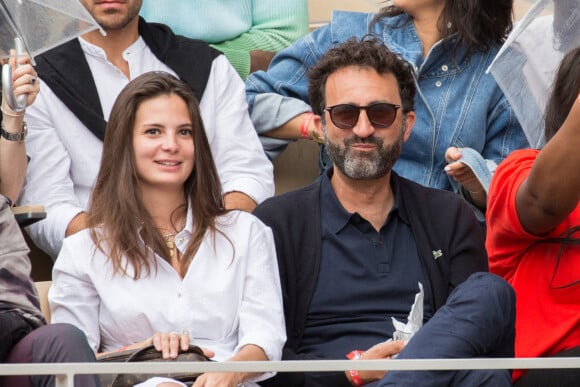 Mathieu Madénian et une amie - People des les tribunes des Internationaux de France de Tennis de Roland Garros 2022 - Jour 1. à Paris le 22 mai 2022.