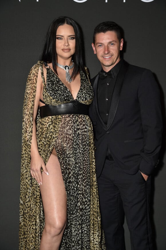 Adriana Lima (enceinte) et son compagnon Andre Lemmers - Soirée "Women In Motion" au Château de la Castre lors du 75e Festival de Cannes. Le 22 mai 2022. © Olivier Borde / Bestimage