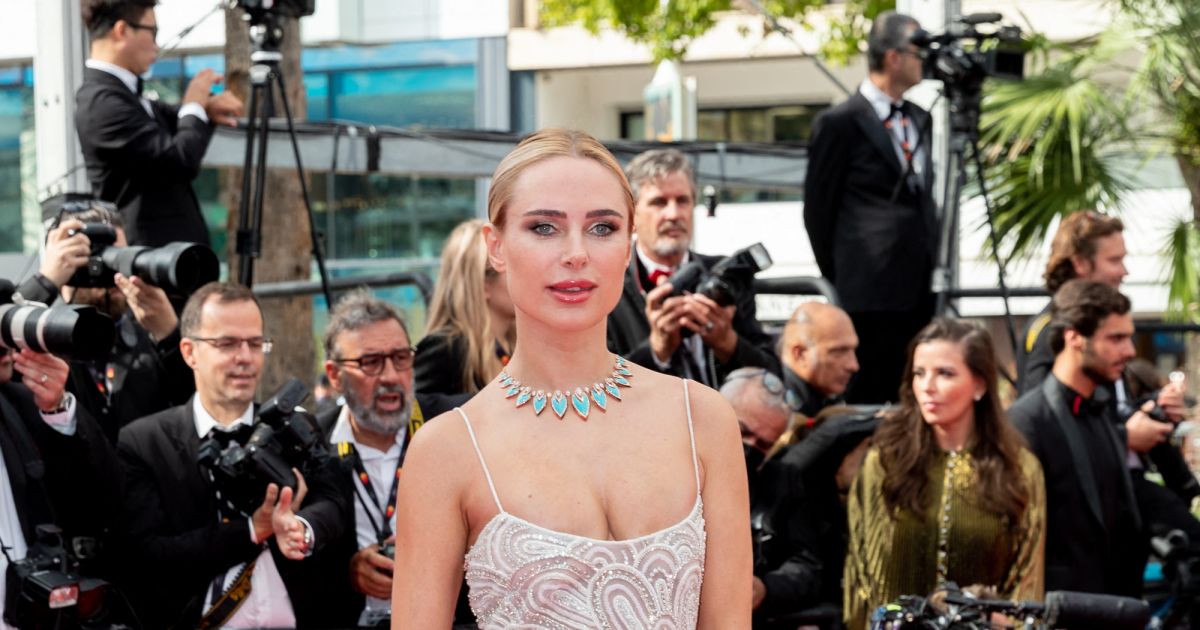 Kimberley Garner (Bijoux Messika) - Montée des marches du film Heojil