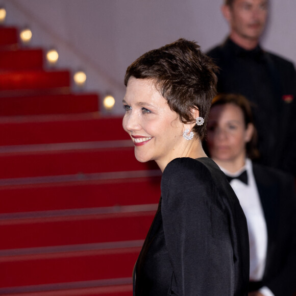 Maggie Gyllenhaal - Montée des marches du film " Les crimes du futur " lors du 75ème Festival International du Film de Cannes. Le 23 mai 2022 © Cyril Moreau / Bestimage 