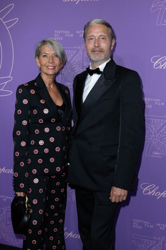Hanne Jacobsen et son mari Mads Mikkelsen - Photocall du dîner du 75ème Festival International du Film de Cannes. Le 24 mai 2022