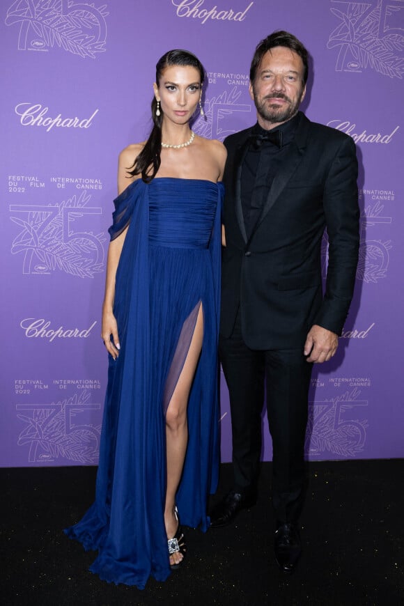 Stefania Cristian et son compagnon Samuel Le Bihan - Photocall du dîner du 75ème Festival International du Film de Cannes. Le 24 mai 2022