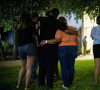 Les proches des élèves de l'école primaire Robb à Uvalde au Texas (Etats-Unis) en deuil après le massacre qui a eu lieu dans l'établissement