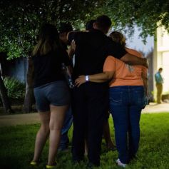 Les proches des élèves de l'école primaire Robb à Uvalde au Texas (Etats-Unis) en deuil après le massacre qui a eu lieu dans l'établissement