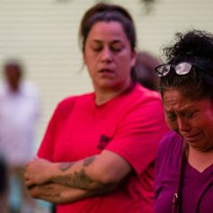 Les proches des élèves de l'école primaire Robb à Uvalde au Texas (Etats-Unis) en deuil après le massacre du 24 mai 2022