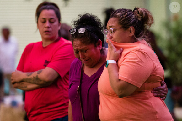 Les proches des élèves de l'école primaire Robb à Uvalde au Texas (Etats-Unis) en deuil après le massacre du 24 mai 2022