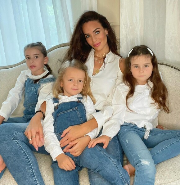 Jade Lagardère et ses trois enfants sur Instagram en avril 2021.