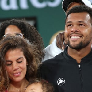 Jo-Wilfried Tsonga avec sa femme Noura El Shwekh et leurs enfants - Jo-Wilfried Tsonga reçoit le trophée de la FFT pour l'ensemble de sa carrière et fait ses Adieux après sa défaite lors des Internationaux de France de Tennis de Roland Garros. © Bertrand Rindoff/Bestimage